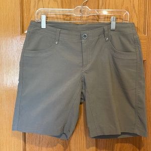 Kuhn women’s shorts sea grass color